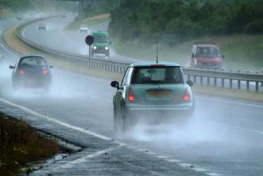 Kinh nghiệm lái xe ô tô an toàn khi trời mưa bão
